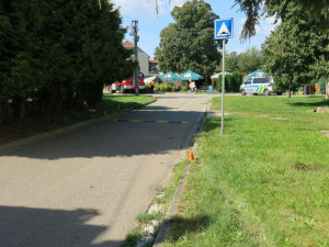 FOTO: Opilý řidič se zákazem řízení vjel do venkovního posezení