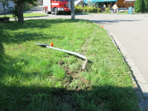FOTO: Opilý řidič se zákazem řízení vjel do venkovního posezení