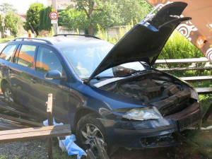 FOTO: Opilý řidič se zákazem řízení vjel do venkovního posezení