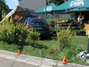 FOTO: Opilý řidič se zákazem řízení vjel do venkovního posezení