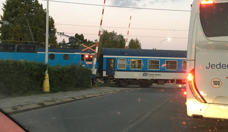 VIDEO: Stačilo pár sekund a mohlo dojít k tragické nehodě,  přes přejezd bez spuštěných závor projížděl vlak