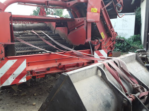 Hasiči v pátek odpoledne zachránili muže, kterého vtáhl zemědělský stroj. Na místě zasahoval také vrtulník