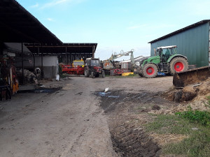 Hasiči v pátek odpoledne zachránili muže, kterého vtáhl zemědělský stroj. Na místě zasahoval také vrtulník