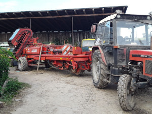 Hasiči v pátek odpoledne zachránili muže, kterého vtáhl zemědělský stroj. Na místě zasahoval také vrtulník