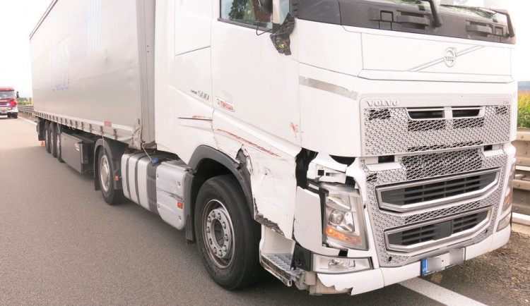 Nehoda dvou kamionů na dálnici