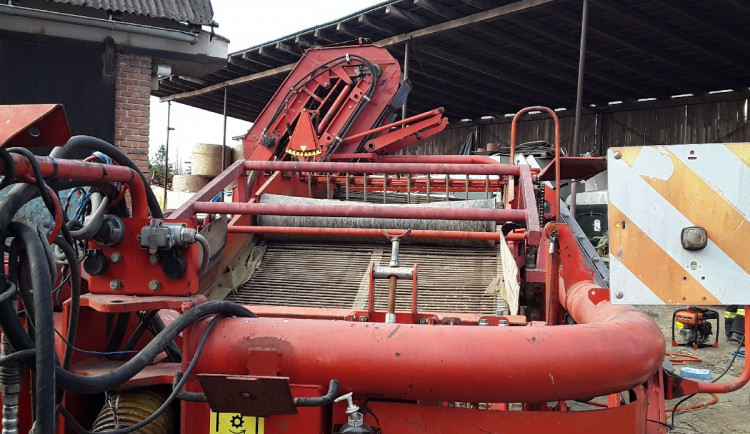 Hasiči v pátek odpoledne zachránili muže, kterého vtáhl zemědělský stroj. Na místě zasahoval také vrtulník