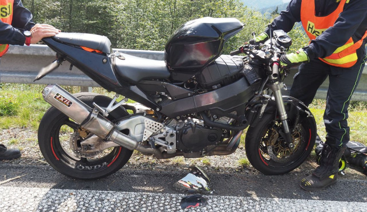 Na Červenohorském sedle se zranil motorkář. Zasahoval vrtulník, silnice musela být uzavřena