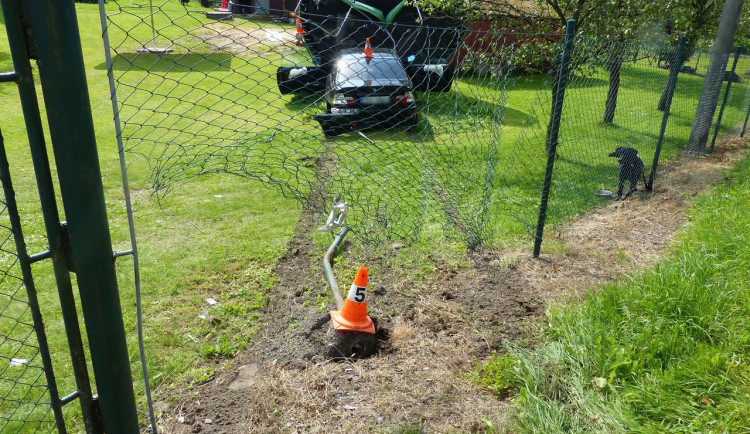 Řidič prorazil plot a naboural do dětské trampolíny.