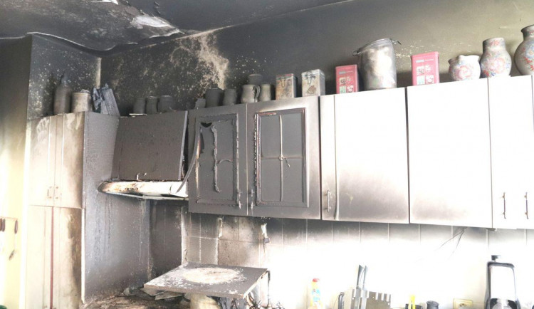 FOTO: Výbuch v mohelnickém bytě způsobila varna drog. Nájemník se pak ukryl do sklepa