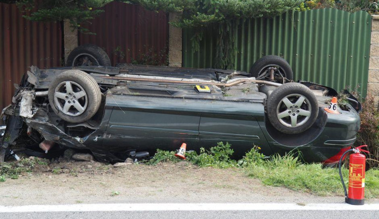 Auto se při nehodě převrátilo na střechu, řidič je zraněný