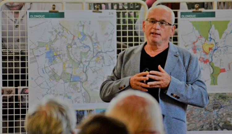 Pavel Šimek při středeční diskuzi s veřejností.