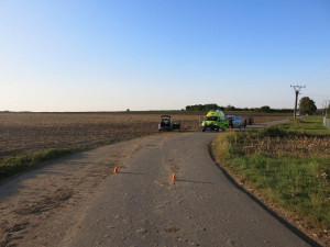 FOTO: Mladý cizinec se v autě čelně srazil s ženou na elektrokole a skončil v poli