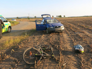 FOTO: Mladý cizinec se v autě čelně srazil s ženou na elektrokole a skončil v poli