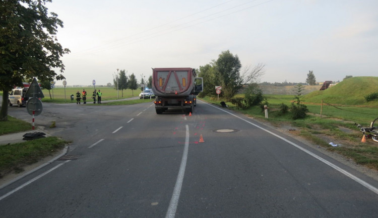 Odbočující cyklistku smetl náklaďák, který ji předjížděl. Na místo letěl vrtulník