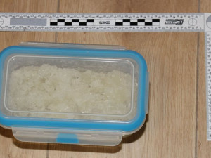 FOTO: Policie zadržela dva výrobce drog, u jednoho našla navíc zbraně