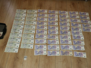 FOTO: Policie zadržela dva výrobce drog, u jednoho našla navíc zbraně