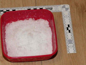 FOTO: Policie zadržela dva výrobce drog, u jednoho našla navíc zbraně