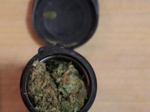 FOTO: Policie zadržela dva výrobce drog, u jednoho našla navíc zbraně