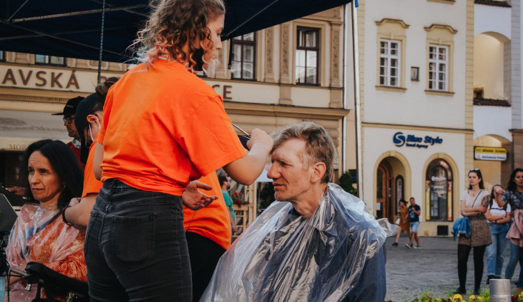 Studentky Štursovky na Horním náměstí ostříhaly handicapované zájemce.