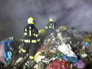 Noční požár skládky. Náročný zásah hasičům ztěžoval hustý déšť
