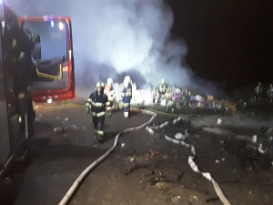 Noční požár skládky. Náročný zásah hasičům ztěžoval hustý déšť