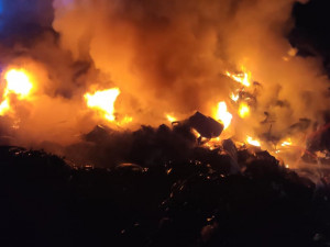 Noční požár skládky. Náročný zásah hasičům ztěžoval hustý déšť