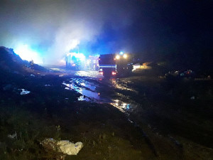 Noční požár skládky. Náročný zásah hasičům ztěžoval hustý déšť