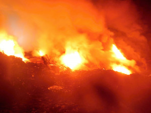 Noční požár skládky. Náročný zásah hasičům ztěžoval hustý déšť