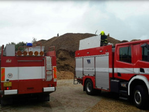 AKTUALIZOVÁNO: U požáru štěpky od včerejška zasahuje pět hasičských jednotek. Materiál stále doutná