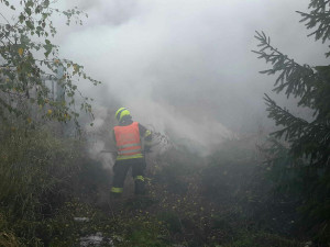 U požáru štěpky od včerejška zasahuje pět hasičských jednotek. Materiál stále doutná
