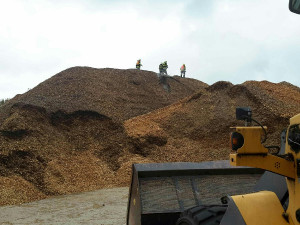 U požáru štěpky od včerejška zasahuje pět hasičských jednotek. Materiál stále doutná