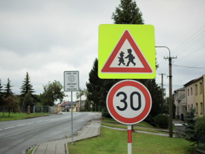 FOTO: Obyvatelé Droždína se dočkali úpravy přechodu na rušné křižovatce. Kraj čeká na povolení k výstavbě kruhového objezdu