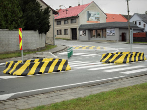 FOTO: Obyvatelé Droždína se dočkali úpravy přechodu na rušné křižovatce. Kraj čeká na povolení k výstavbě kruhového objezdu