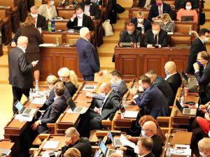 Vláda schválila nouzový stav. Začne platit od pondělí