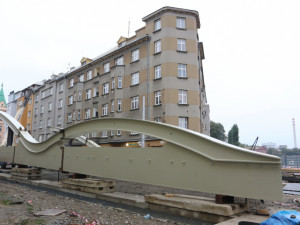 FOTO: Z Itálie přijely komponenty nového mostu. Přezdívá se mu Rejnok