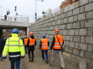 FOTO: Z Itálie přijely komponenty nového mostu. Přezdívá se mu Rejnok