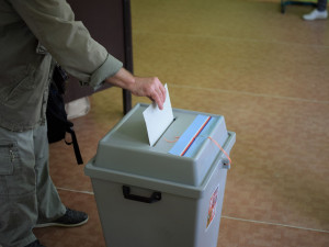 VOLBY 2020: Krajské a senátní volby začaly. Jak to vypadá v olomouckých volebních místnostech?