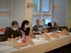 VOLBY 2020: Krajské a senátní volby začaly. Jak to vypadá v olomouckých volebních místnostech?