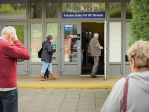 VOLBY 2020: Krajské a senátní volby začaly. Jak to vypadá v olomouckých volebních místnostech?