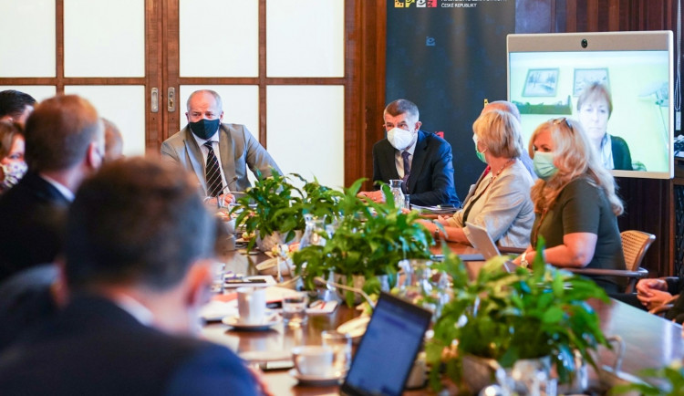 Babiš vyvrátil nutnost registrace v hospodách. Prymula: Opatření zvažujeme