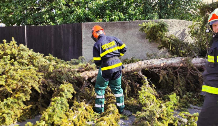 Silný sobotní vítr způsobil i výpadky ve volebních okrscích