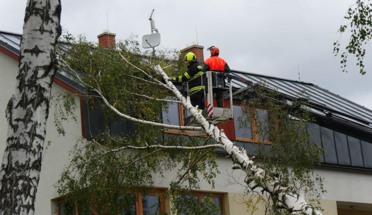 Hasiči během víkendu zasahují u mnoha událostí způsobených silným větrem