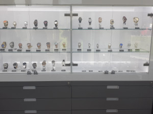 Celníci zabavili v jednom z olomouckých obchodů přes 300 padělaných hodinek luxusních značek