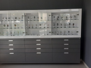 Celníci zabavili v jednom z olomouckých obchodů přes 300 padělaných hodinek luxusních značek