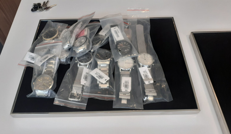 Celníci zabavili v jednom z olomouckých obchodů přes 300 padělaných hodinek luxusních značek