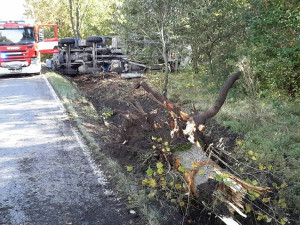 AKTUÁLNĚ: Jedna osoba se zranila při nehodě u Hněvotína, na místě zasahují hasiči