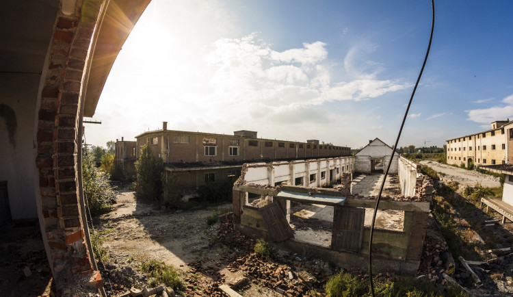 Foto z bývalého vojenského areálu u velkomoravské