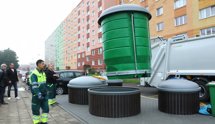 Na olomouckém sídlišti Nové Sady jsou nové velkokapacitní kontejnery.