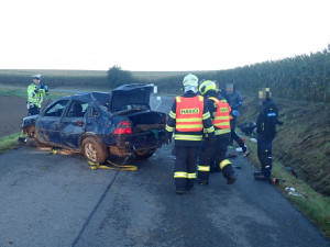 Mladý muž skončil s autem na střeše. Zraněním na místě podlehl