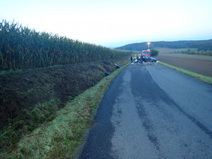 Mladý muž skončil s autem na střeše. Zraněním na místě podlehl
